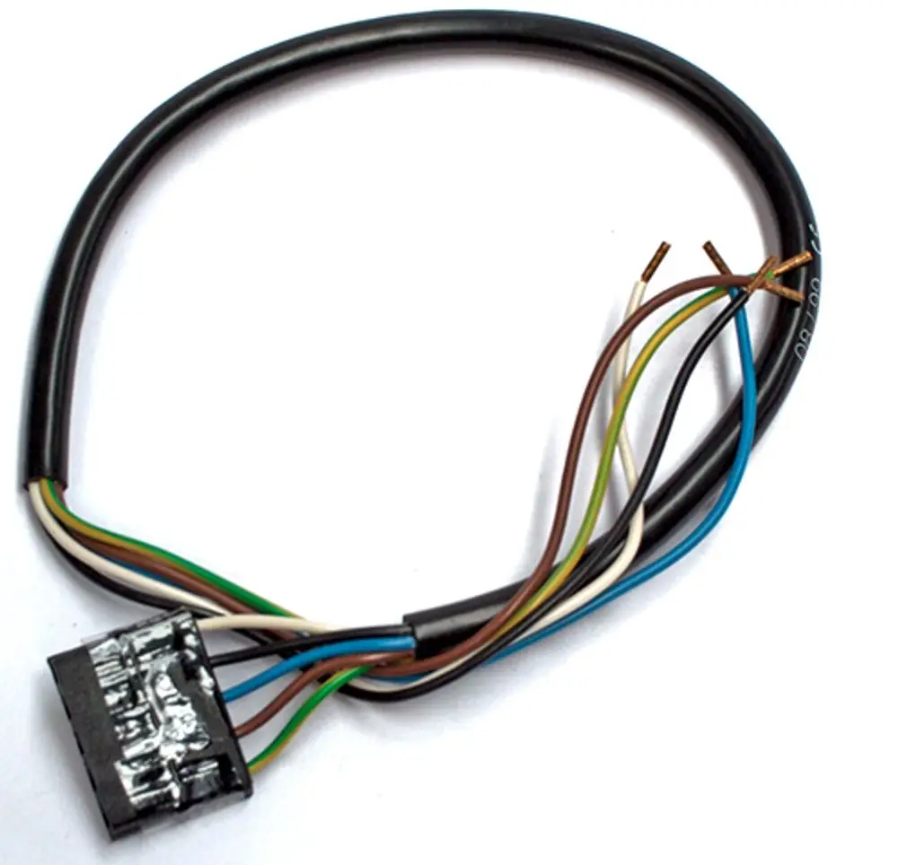 Daikin Stecker mit 5-poligem Anschluss und Kabel. Kabel in verschiedenen Farben, Verbindung zu einem elektrischen Gerät oder System.